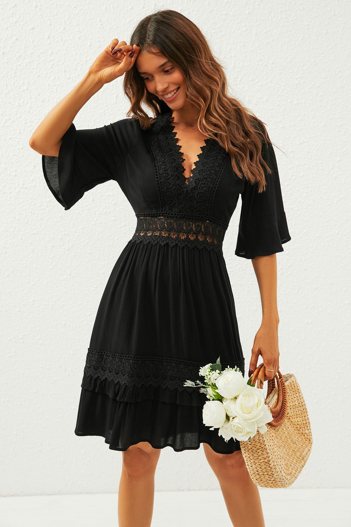 FS COLLECTION Minikleid Damen Minikleid aus Baumwolle mit V-Ausschnitt und Spitzendetails