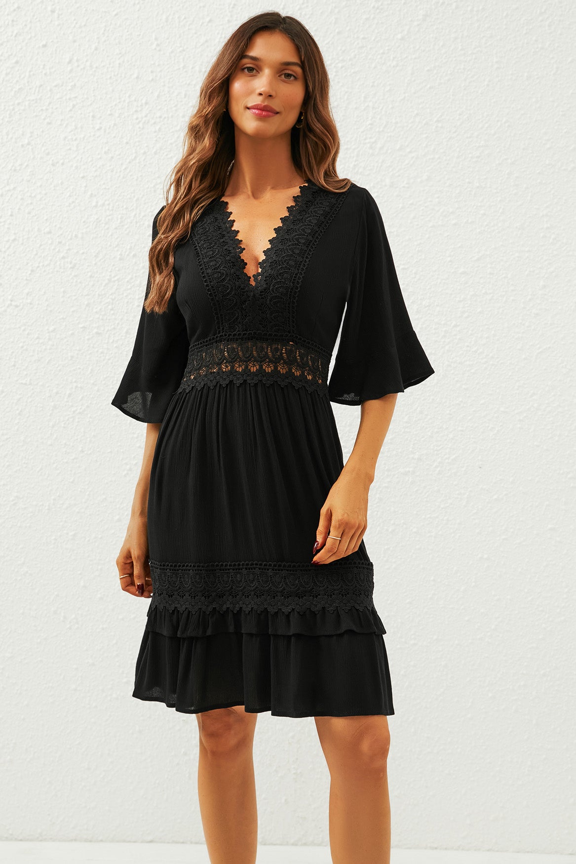 FS COLLECTION Minikleid Damen Minikleid aus Baumwolle mit V-Ausschnitt und Spitzendetails